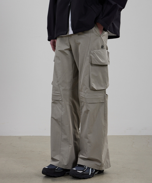KALAPATTHAR(カラパタール)の「Flap Knee Zipped Cargo Pants - BEIGE(スウェットパンツ・メンズ・その他・MEDIUM/LARGE/X-LARGE)」の1枚目の写真