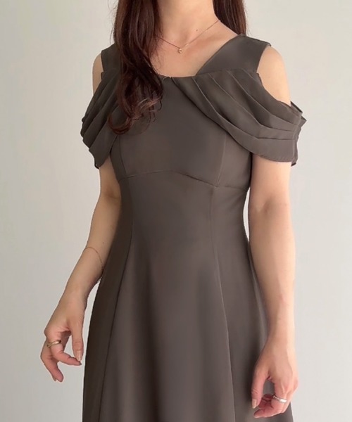 junoah(ジュノア)の「シアードレープフレアワンピース(ワンピース・レディース・チャコール/ブラック/アイボリー・LARGE/MEDIUM/SMALL)」の3枚目の写真