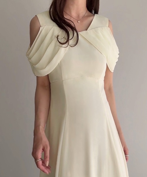 junoah(ジュノア)の「シアードレープフレアワンピース(ワンピース・レディース・チャコール/ブラック/アイボリー・LARGE/MEDIUM/SMALL)」の1枚目の写真