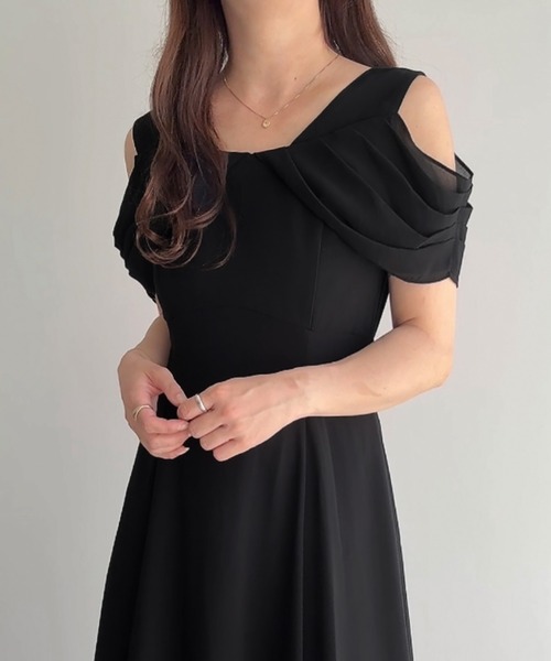 junoah(ジュノア)の「シアードレープフレアワンピース(ワンピース・レディース・チャコール/ブラック/アイボリー・LARGE/MEDIUM/SMALL)」の2枚目の写真