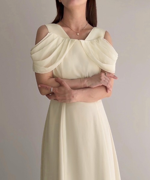 junoah(ジュノア)の「シアードレープフレアワンピース(ワンピース・レディース・チャコール/ブラック/アイボリー・LARGE/MEDIUM/SMALL)」の4枚目の写真