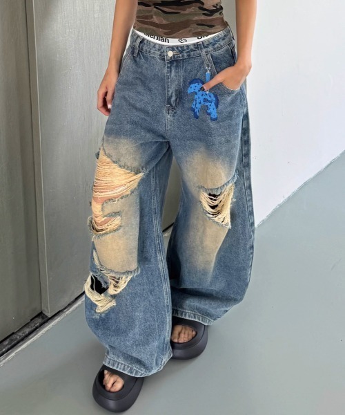 ViViDAY（ビビデー）の「フロント可愛い馬ワンポイント　ダメージワイドデニムパンツ（デニムパンツ・レディース・ブルー・L/S/M）」の2枚目の写真