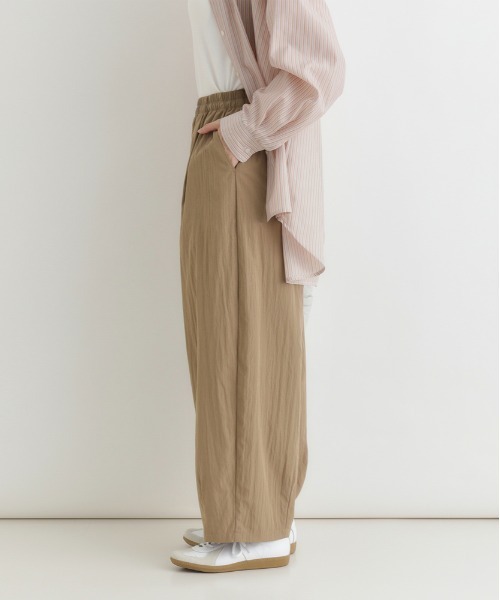 Right-on（ライトオン）の「【HONEYSUCKLE ROSE】ナイロン混コクーンパンツ（その他パンツ・レディース・ブラウン/ブラック/キナリ・M/L）」の5枚目の写真