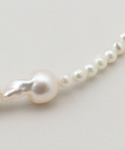 IENA(イエナ)の「AYUS/アユス AKOYA NATURAL BAROQUE PEARL ネックレス N27-2(ネックレス・レディース・ホワイト・1)」の4枚目の写真