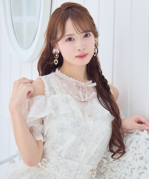 ROJITA(ロジータ)の「【セットアップ対応】オープンショルダーラッフルブラウス(シャツ/ブラウス・レディース・ミント/ピンク/アイボリー/ブラック/ブルー・FREE)」の2枚目の写真