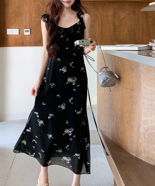 AMAJI(アマジ)の「フラワープリント フリル キャミソールワンピース(ワンピース・レディース・ブラック・SMALL/MEDIUM/LARGE/X-LARGE)」の1枚目の写真
