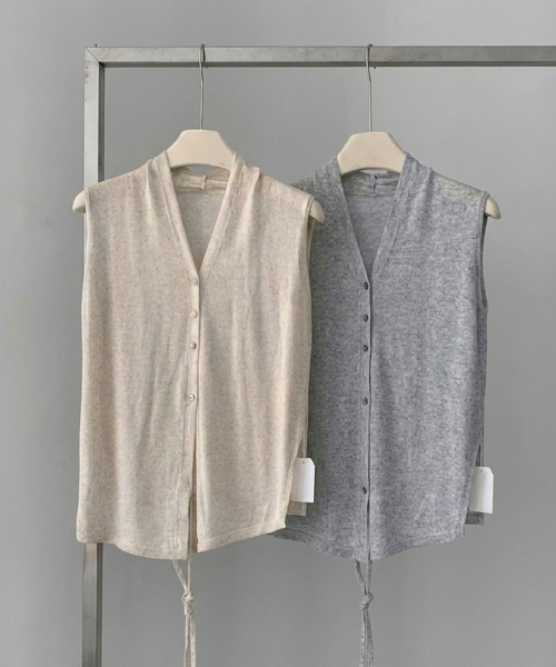 VASCARA（バスカラ）の「Bella V-neck Linen Sleeveless Knit (2colors)（ニット/セーター・レディース・ベージュ/グレー・FREE）」の3枚目の写真
