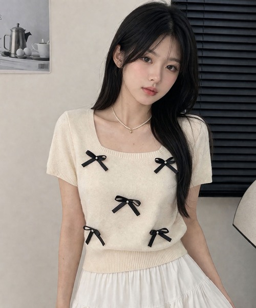 BENDER TOKYO(ベンダートウキョウ)の「\キュンとする可愛さ/ フロントリボンモチーフ スクエアネック 半袖ニットトップス(ニット/セーター・レディース・ブルー/ピンク/アイボリー/ブラック・FREE)」の13枚目の写真