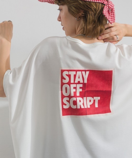 le colis（ルコリ）の「ヴィンテージ ロゴ プリント ポンチョ 半袖 チュニック（Tシャツ/カットソー・レディース・オフホワイト/ブラック/ブルー・FREE）」の2枚目の写真