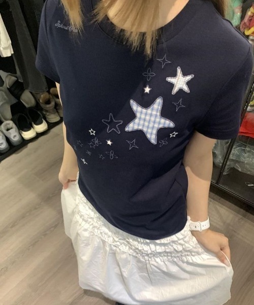 SHERU（シェル）の「スターパッチワーク刺繍　ウエストマークチビTシャツ　細見え（Tシャツ/カットソー・レディース・ホワイト/ネイビー・M）」の17枚目の写真