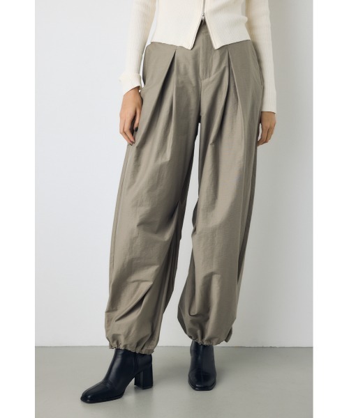 AZUL by moussy(アズールバイマウジー)の「タックデザインパラシュートパンツ 秋服 冬服 春服 カーゴパンツ ドローコード ドロスト付き(スラックス・レディース・ブラック/ダークベージュ・FREE)」の2枚目の写真