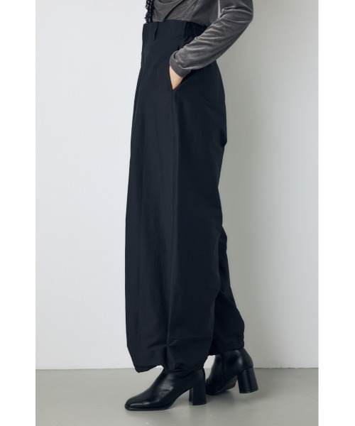 AZUL by moussy(アズールバイマウジー)の「タックデザインパラシュートパンツ 秋服 冬服 春服 カーゴパンツ ドローコード ドロスト付き(スラックス・レディース・ブラック/ダークベージュ・FREE)」の4枚目の写真