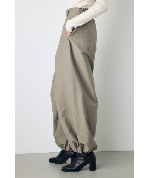 AZUL by moussy(アズールバイマウジー)の「タックデザインパラシュートパンツ 秋服 冬服 春服 カーゴパンツ ドローコード ドロスト付き(スラックス・レディース・ブラック/ダークベージュ・FREE)」の13枚目の写真
