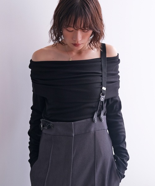 AKTE(アクテ)の「ケープオフショルダーカットソープルオーバー(Tシャツ/カットソー・レディース・マルーン/チャコールグレー/ブラック・FREE)」の2枚目の写真
