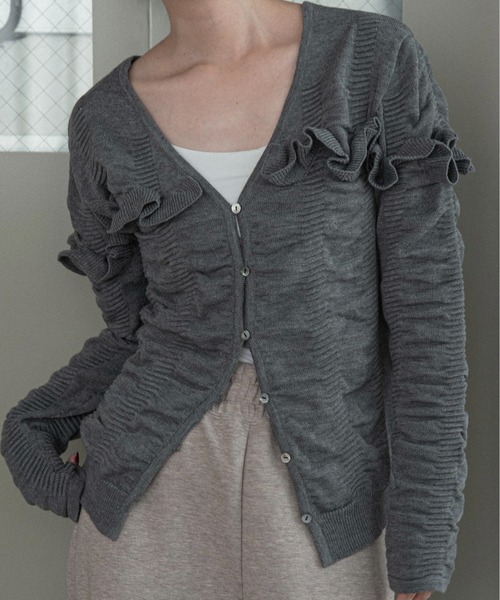 lawgy(ラウジー)の「textured ruffle knit cardigan / テクスチャードラッフルニットカーディガン(カーディガン/ボレロ・レディース・ブラック/ホワイト/グレー・FREE)」の3枚目の写真