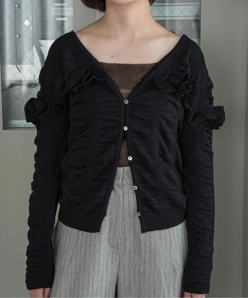lawgy(ラウジー)の「textured ruffle knit cardigan / テクスチャードラッフルニットカーディガン(カーディガン/ボレロ・レディース・ブラック/ホワイト/グレー・FREE)」の2枚目の写真
