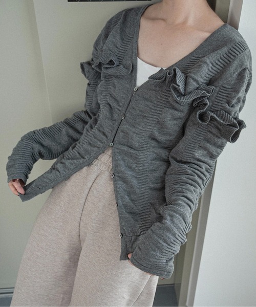 lawgy(ラウジー)の「textured ruffle knit cardigan / テクスチャードラッフルニットカーディガン(カーディガン/ボレロ・レディース・ブラック/ホワイト/グレー・FREE)」の7枚目の写真