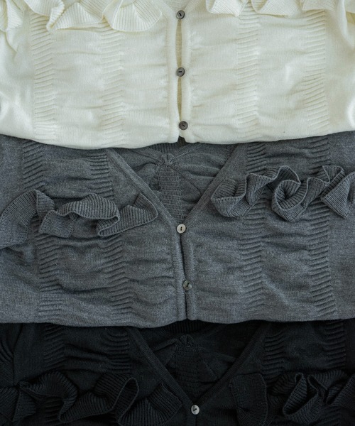 lawgy(ラウジー)の「textured ruffle knit cardigan / テクスチャードラッフルニットカーディガン(カーディガン/ボレロ・レディース・ブラック/ホワイト/グレー・FREE)」の4枚目の写真