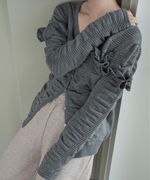 lawgy(ラウジー)の「textured ruffle knit cardigan / テクスチャードラッフルニットカーディガン(カーディガン/ボレロ・レディース・ブラック/ホワイト/グレー・FREE)」の8枚目の写真