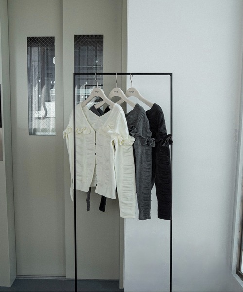 lawgy(ラウジー)の「textured ruffle knit cardigan / テクスチャードラッフルニットカーディガン(カーディガン/ボレロ・レディース・ブラック/ホワイト/グレー・FREE)」の6枚目の写真