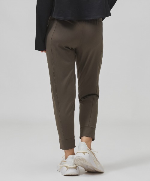 PUMA(プーマ)の「プーマ PUMA STUDIO FOUNDATIONSニット クロップ(その他パンツ・レディース・ブラウン・M)」の2枚目の写真