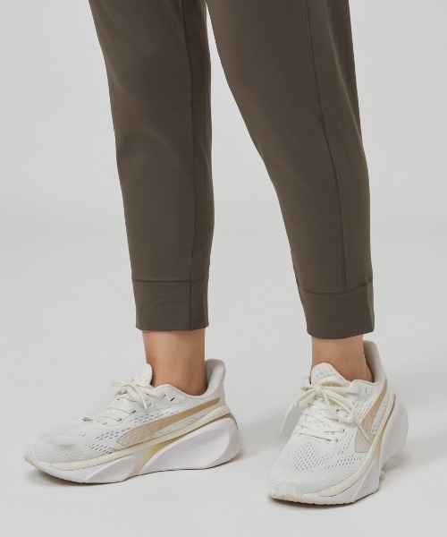 PUMA(プーマ)の「プーマ PUMA STUDIO FOUNDATIONSニット クロップ(その他パンツ・レディース・ブラウン・M)」の6枚目の写真