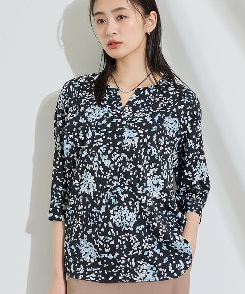 INDIVI(インディヴィ)の「【6分袖】アートドット柄ブラウス(シャツ/ブラウス・レディース・アイボリー系/ブラック系・15 /13/05/38)」の2枚目の写真