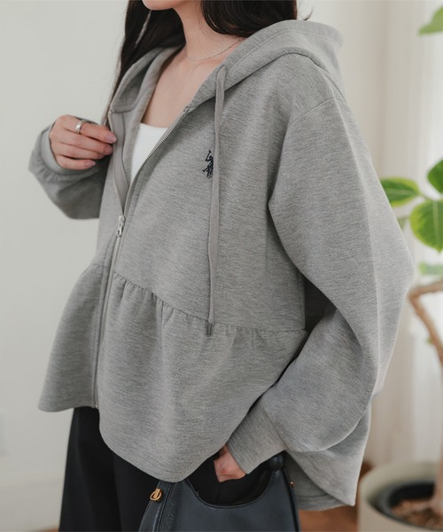U.S. POLO ASSN.（ユーエスポロアッスン）の「[ U.S. POLO ASSN. ] ぺプラムダイバーパーカー（パーカー・レディース・杢グレー/ベージュ系・M）」の3枚目の写真