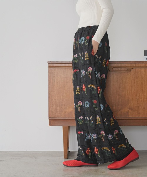 mili an deni(ミリアンデニ)の「フラワー刺繍イージーパンツ(その他パンツ・レディース・オフホワイト/ブラック・M)」の11枚目の写真