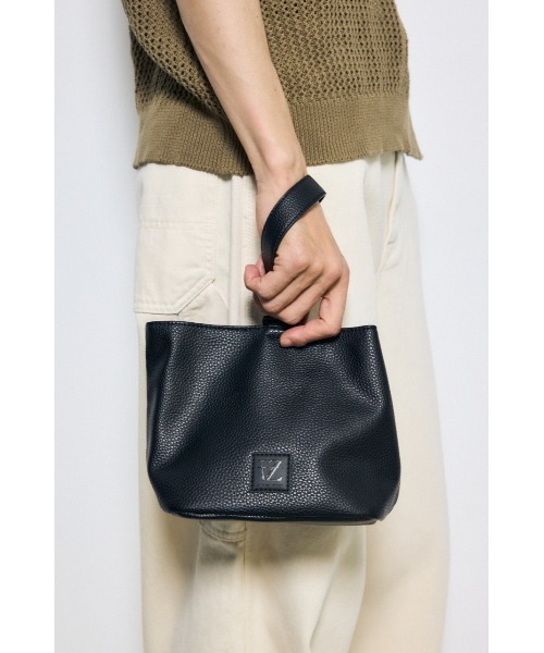 AZUL by moussy(アズールバイマウジー)の「パッチ合皮巾着バッグ ハンドバッグ ミニバッグ フェイクレザー(ハンドバッグ・メンズ・グレー/ブラック・FREE)」の3枚目の写真