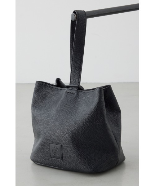 AZUL by moussy(アズールバイマウジー)の「パッチ合皮巾着バッグ ハンドバッグ ミニバッグ フェイクレザー(ハンドバッグ・メンズ・グレー/ブラック・FREE)」の4枚目の写真