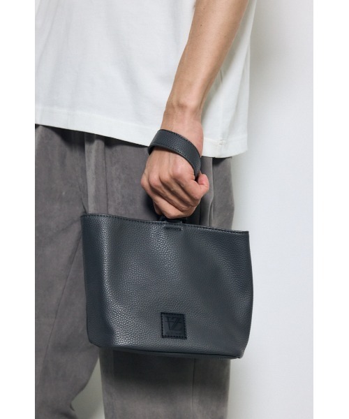 AZUL by moussy(アズールバイマウジー)の「パッチ合皮巾着バッグ ハンドバッグ ミニバッグ フェイクレザー(ハンドバッグ・メンズ・グレー/ブラック・FREE)」の12枚目の写真