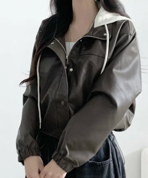 Emilie(エミリー)の「フードドッキング フェイクレザー ショート丈ジャケット(ブルゾン・レディース・ブラック/ブラウン/アイボリー・FREE)」の20枚目の写真