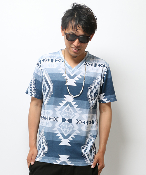 VENCEEXCHANGE（ヴァンスエクスチェンジ）の「ネイティブ総柄Tシャツ（Tシャツ/カットソー・メンズ・ネイビー/グレー/シルバー・MEDIUM/SMALL/LARGE）」の2枚目の写真