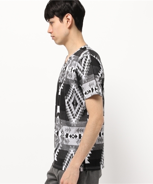 VENCEEXCHANGE（ヴァンスエクスチェンジ）の「ネイティブ総柄Tシャツ（Tシャツ/カットソー・メンズ・ネイビー/グレー/シルバー・MEDIUM/SMALL/LARGE）」の4枚目の写真