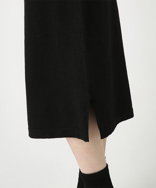 AZUL by moussy（アズールバイマウジー）の「両Vネックブラウジングニットワンピース（ワンピース・レディース・ボルドー/ブラック/トップグレー/ベージュ/ライトブルー・SMALL/MEDIUM）」の7枚目の写真