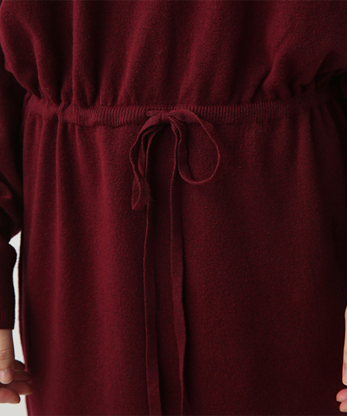 AZUL by moussy（アズールバイマウジー）の「両Vネックブラウジングニットワンピース（ワンピース・レディース・ボルドー/ブラック/トップグレー/ベージュ/ライトブルー・SMALL/MEDIUM）」の8枚目の写真