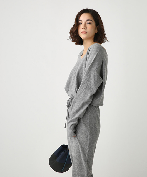 AZUL by moussy（アズールバイマウジー）の「両Vネックブラウジングニットワンピース（ワンピース・レディース・ボルドー/ブラック/トップグレー/ベージュ/ライトブルー・SMALL/MEDIUM）」の15枚目の写真