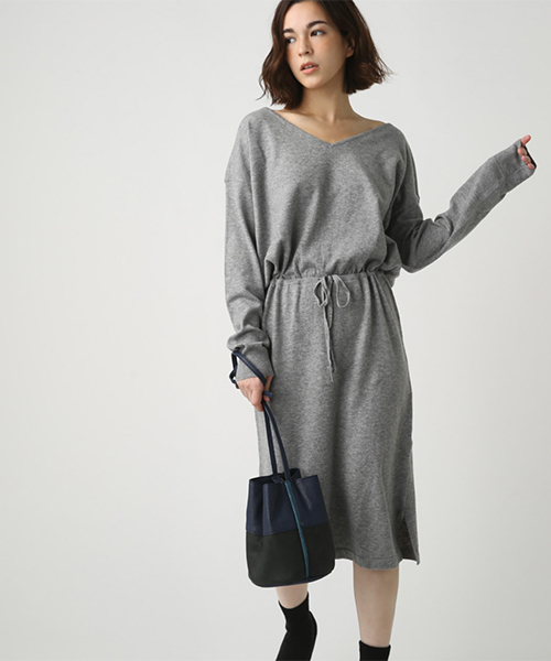 AZUL by moussy（アズールバイマウジー）の「両Vネックブラウジングニットワンピース（ワンピース・レディース・ボルドー/ブラック/トップグレー/ベージュ/ライトブルー・SMALL/MEDIUM）」の18枚目の写真