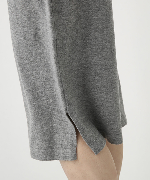 AZUL by moussy（アズールバイマウジー）の「両Vネックブラウジングニットワンピース（ワンピース・レディース・ボルドー/ブラック/トップグレー/ベージュ/ライトブルー・SMALL/MEDIUM）」の9枚目の写真