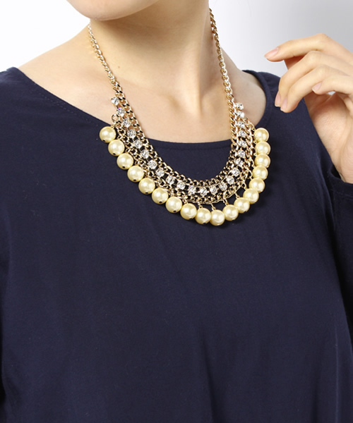 Khaju（カージュ）の「Khaju:パールモチーフビジューネックレス（ネックレス・レディース・オフホワイト・ONE SIZE）」の2枚目の写真