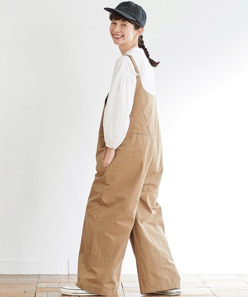 Sunny clouds（サニークラウズ）の「サニークラウズ　ｆｅａｔ．Ｓｈｕｔｔｌｅ　Ｎｏｔｅｓ　ｋａｚｕｍｉのサロペット〈レディース〉（サロペット/オーバーオール・レディース・ベージュ・MEDIUM/LARGE/X-LARGE/XX-LARGE/NM）」の5枚目の写真