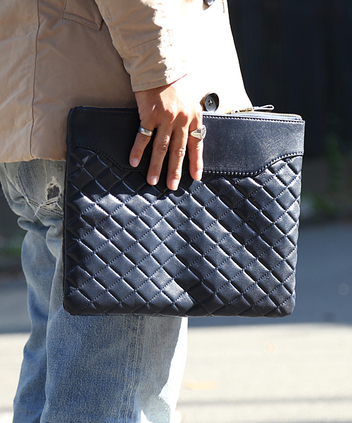 And A(アンドエー)の「キルティングレザークラッチ(クラッチバッグ・メンズ・ブラック/ネイビー・FREE)」の1枚目の写真