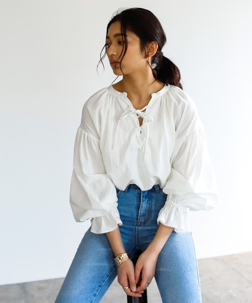 Auntie Rosa Holiday（アンティローザホリデー）の「2WAYレースアップギャザーブラウス（シャツ/ブラウス・レディース・ホワイト/ブラック/ライトグリーン・FREE）」の2枚目の写真