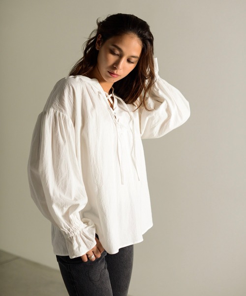 Auntie Rosa Holiday（アンティローザホリデー）の「2WAYレースアップギャザーブラウス（シャツ/ブラウス・レディース・ホワイト/ブラック/ライトグリーン・FREE）」の4枚目の写真