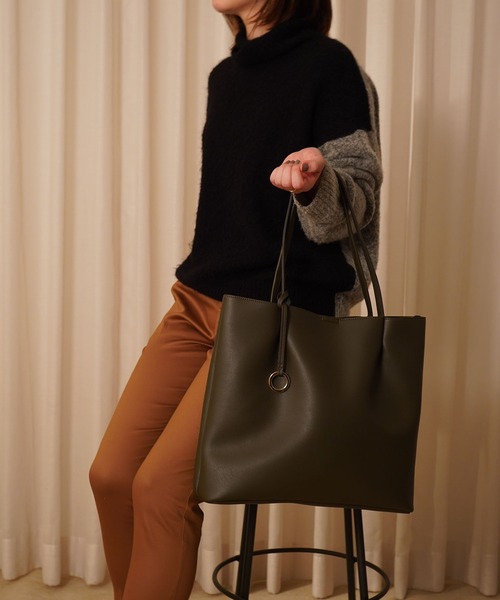 COOCO(クーコ)の「フェイクレザートートバッグ(トートバッグ・レディース・ブラック/ベージュ/サックスブルー/ピンク/シルバー/アイボリー/グレイッシュベージュ/オフホワイト/カーキ・9)」の1枚目の写真