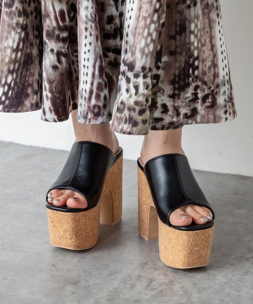 RASVOA（ラスボア）の「スクエアトゥコルクヒール厚底サンダル（サンダル・レディース・ブラック/オフホワイト・L/M）」の5枚目の写真