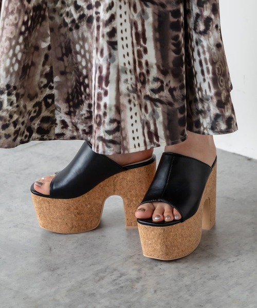 RASVOA（ラスボア）の「スクエアトゥコルクヒール厚底サンダル（サンダル・レディース・ブラック/オフホワイト・L/M）」の6枚目の写真