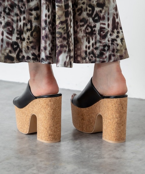 RASVOA（ラスボア）の「スクエアトゥコルクヒール厚底サンダル（サンダル・レディース・ブラック/オフホワイト・L/M）」の9枚目の写真