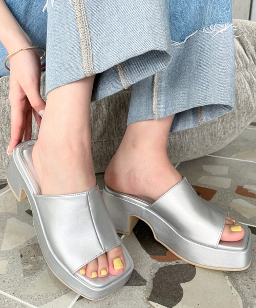 moment+(モーメントプラス)の「【累計販売枚数1万枚突破!】センターシームバルキーヒールサンダル(サンダル・レディース・ブラック/アイボリー/ベージュ/シルバー・LL/S/M/L)」の4枚目の写真